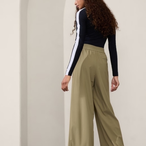 Athleta Pinnacle Trousers Olive Branch Green Wide Leg 16 Athleisure Nwot - Picture 3 of 3